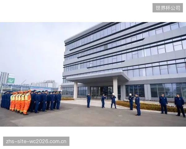 防线协同移动能力出色，全队高度统一的战术纪律性将弥补个人能力的不足。